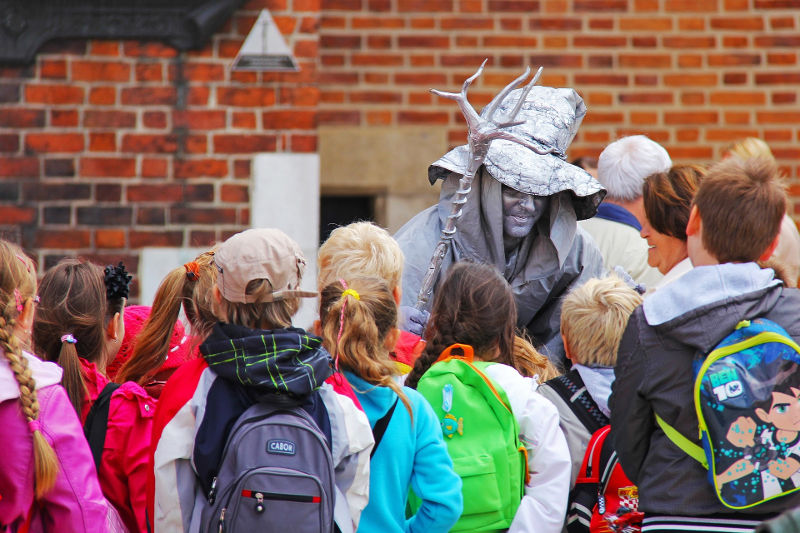 Dzieci na wycieczce szkolnej w Toruniu