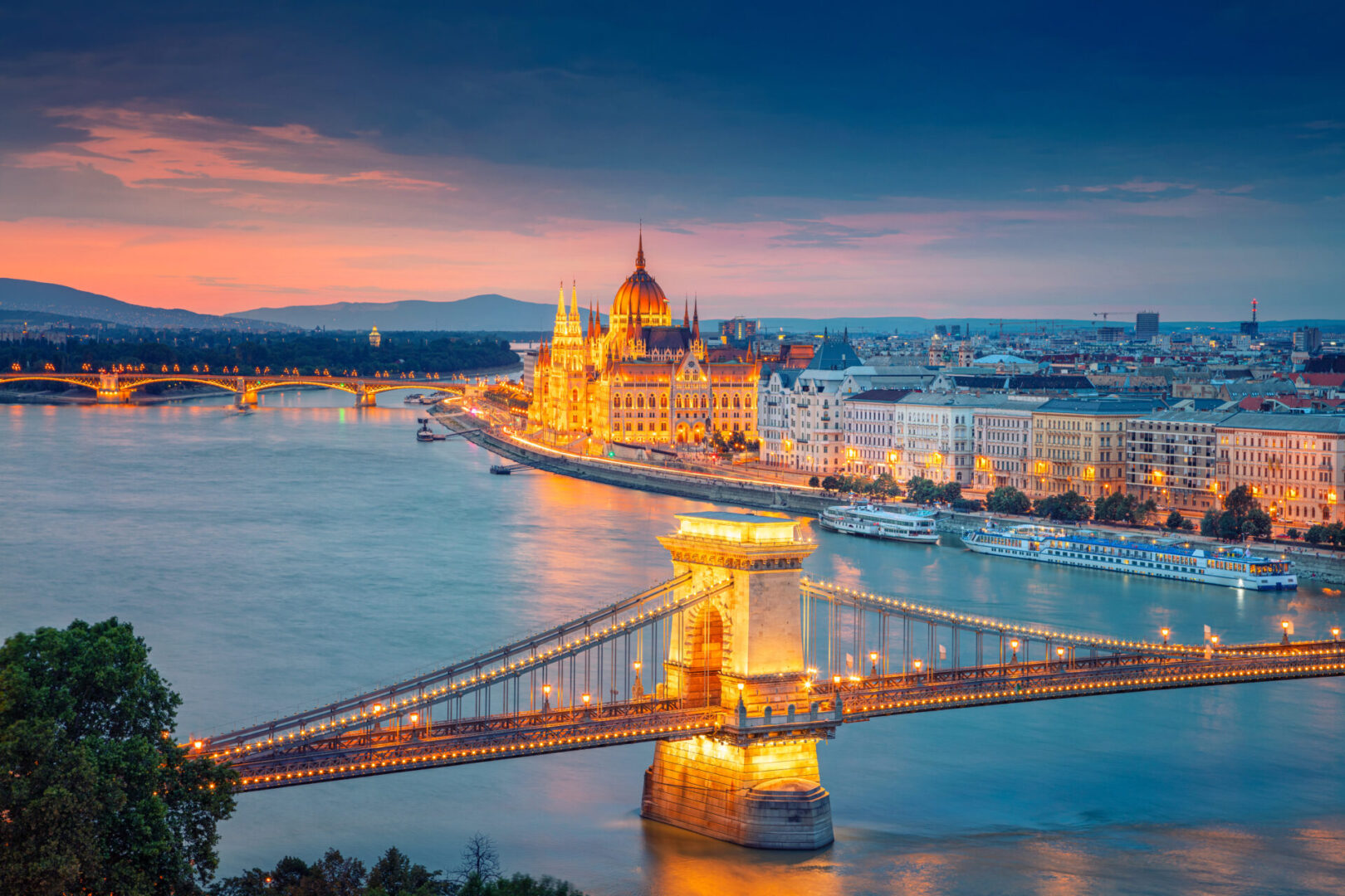 Budapeszt widok na parlament od strony Dunaju