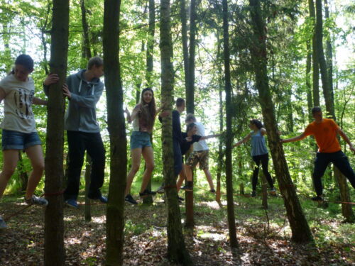 Aktywna wycieczka szkolna, zajęcia linowe w lesie