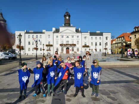 Dzieci na wycieczce szkolnej w Toruniu